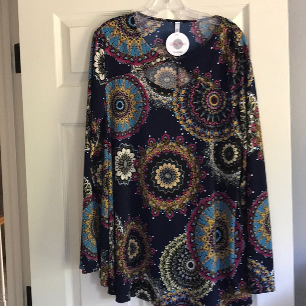 NWT. Women’s long sleeve tunic patterned top.